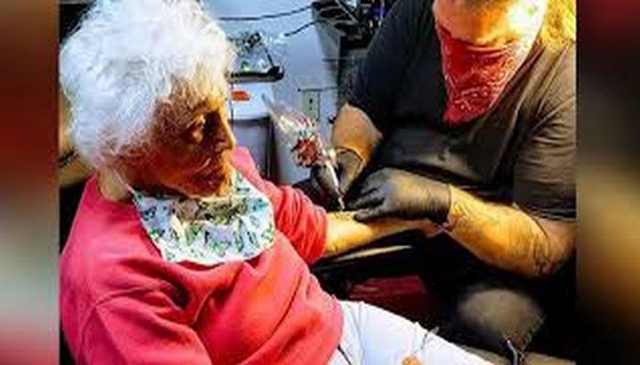 103 yaşında ilk dövmesini yaptırdı