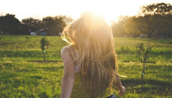 Чем солнце опасно для волос и как их защитить: советы трихолога