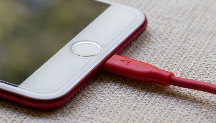 Apple выпустит первый iPhone без разъемов и портов