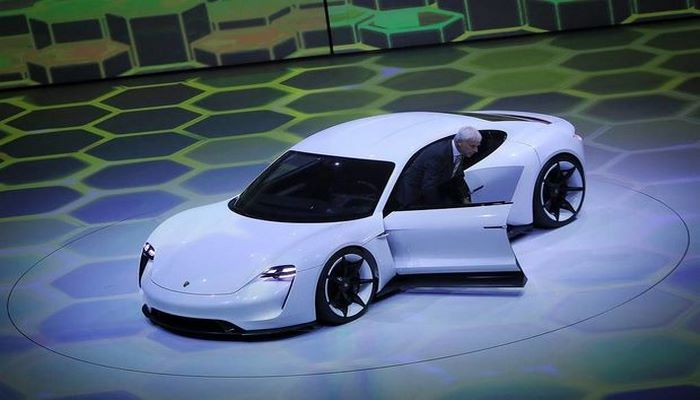 "Porsche" yeni elektromobilini təqdim etdi