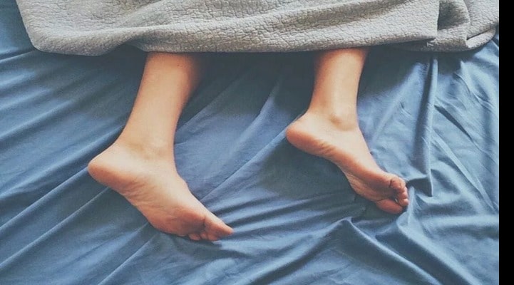 Вздрагивание при засыпании и судороги ног во сне: норма или опасный симптом?