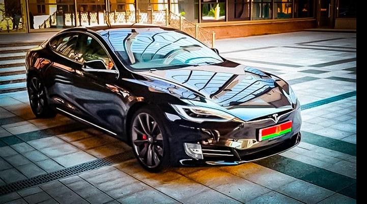 Lukaşenko Teslanı ilk Belarus elektrik avtomobili ilə müqayisə edəcək