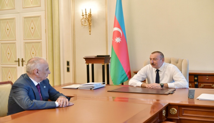 Президент Ильхам Алиев принял Гаджибалу Абуталыбова Али Гасанова в связи с поданным им заявлением об освобождении от должности