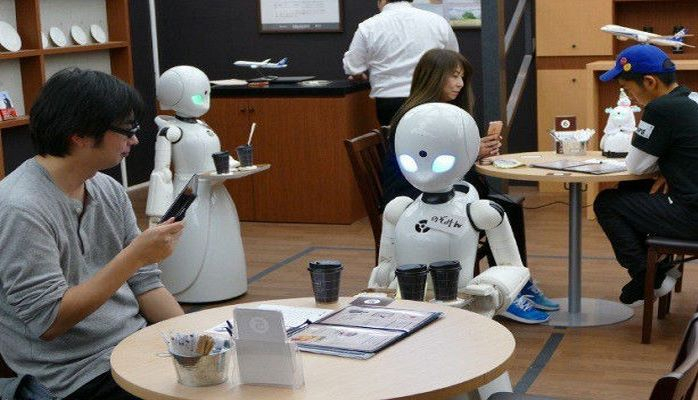 В Японии открыли кафе с официантами-роботами