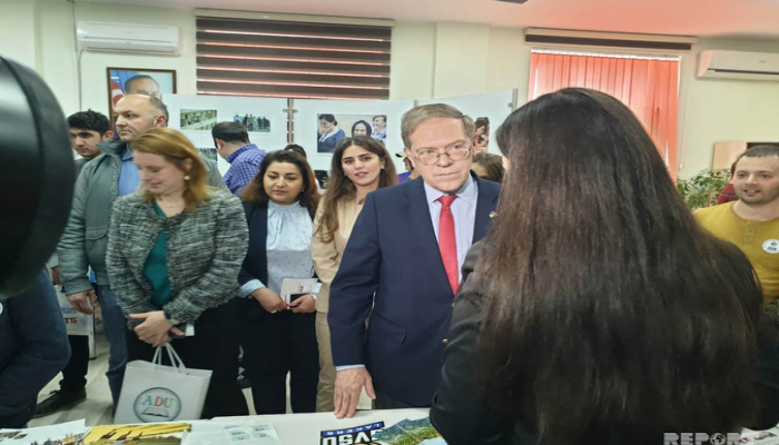 В Баку проходит образовательная выставка американских вузов