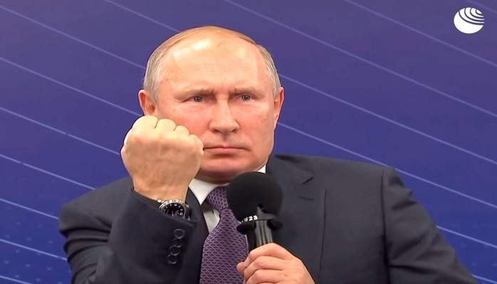 Putinin yumruq göstərməsinin səbəbi açıqlandı