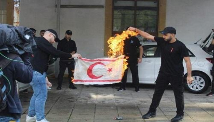 Yunanlar türk bayrağını yandırdı: BMT-yə müraciət...
