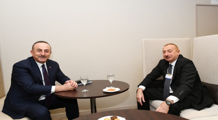 Prezident İlham Əliyev Davosda Türkiyənin Xarici İşlər naziri ilə görüşüb
