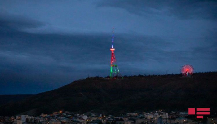 Tbilisidə teleqüllə Azərbaycan bayrağının rəngləri ilə işıqlandırılıb