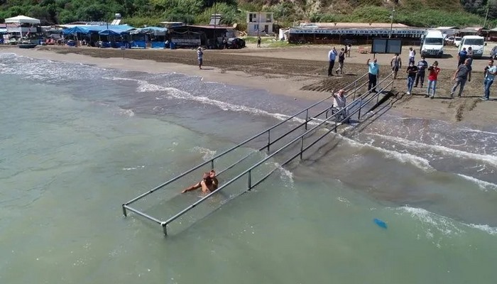 Adana'daki Barınak Plajı'nda engelliler rampayla denize ulaşıyor