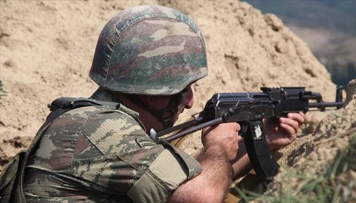 Azerbaycan askerleri Ermeni komutanı esir aldı