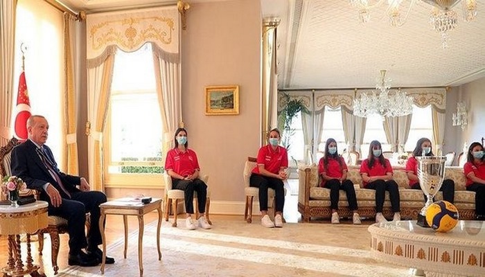 Başkan Erdoğan Avrupa Şampiyonu olan 19 Yaş Altı Kız Voleybol Milli Takımı'nı kabul etti
