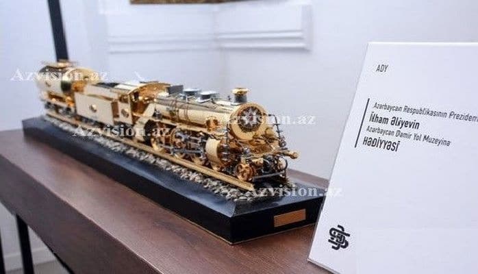 Ильхам Алиев сделал подарок Музею железной дороги