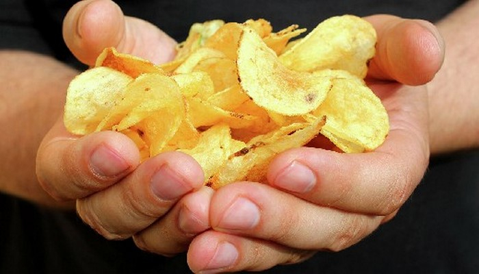 Вкус нездоровья: чем вредны чипсы