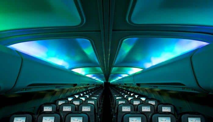Почему в самолете выключают свет при взлете и посадке?