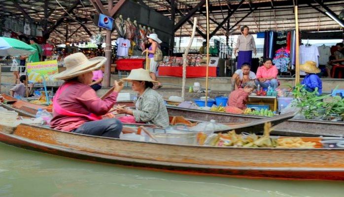 Dünyanın En İlginç Pazarlarından Birisi: Yüzen Market, Tayland