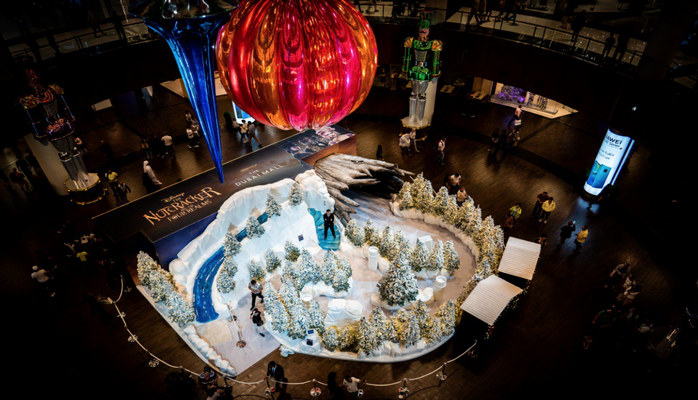 Новогодний шар весом в тонну повесили в торговом центре Дубая