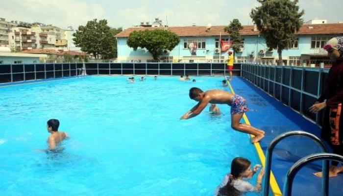 Çocuklar yüzmeyi portatif havuzlarda öğreniyor