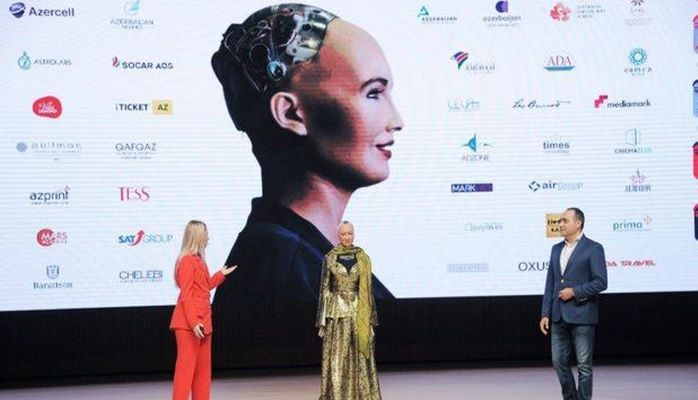 Робот София в «Твиттере» показала азербайджанскую национальную одежду