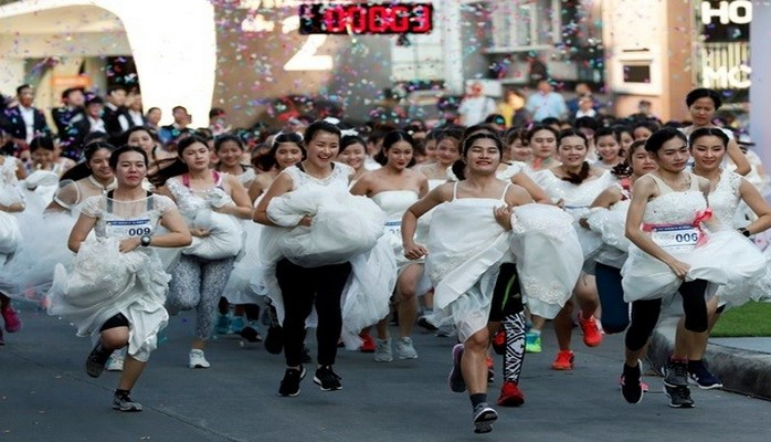 В Таиланде состоялся массовый забег невест
