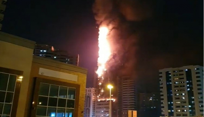 Пожарные эвакуировали всех жильцов горящей в ОАЭ высотки