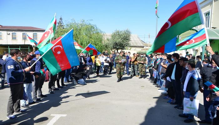 Десятки тысяч граждан Азербайджана хотят добровольно участвовать в боевых действиях - Минобороны