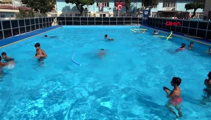 Dezavantajlı çocuklar portatif havuzlarda yüzme öğreniyor