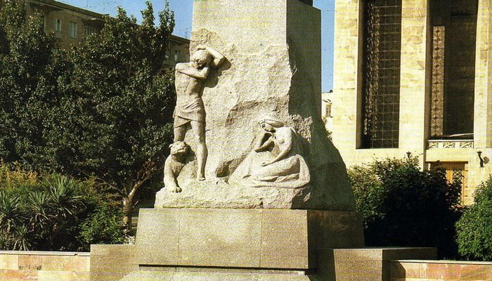 Крупный план: Горельефы памятника Мухаммеду Физули в Баку (ФОТО)