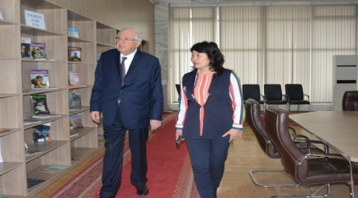 Посол Азербайджана в Кыргызстане посетил Национальную библиотеку