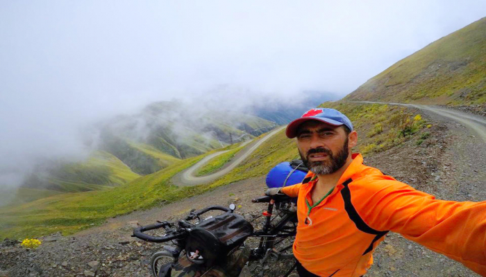 Лицом к лицу со смертью! Азербайджанец на велосипеде покоряет горы Грузии