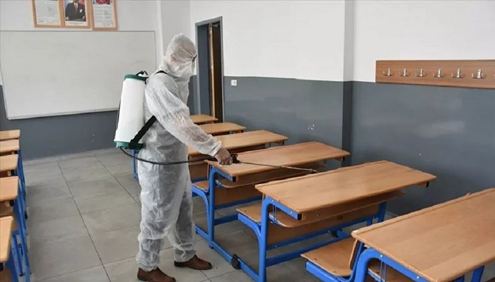 İzmir'de bir okul müdürü Kovid-19 çıktı ama okul kapatılmadı