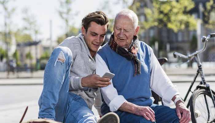 Kiber qocalıq: yaşlı insanları yeni texnologiyalara necə öyrəşdirməli
