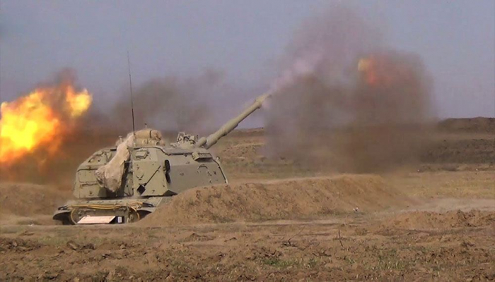 Ракетно-артиллерийские войска азербайджанской армии выполняют боевые стрельбы из самоходных гаубиц «Мста-С»