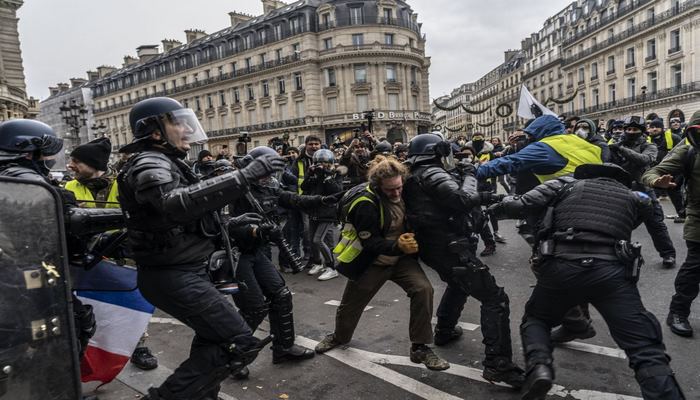 Nahelin ölümü: Fransadakı jurnalistlər iğtişaşçıların hədəfindədir
