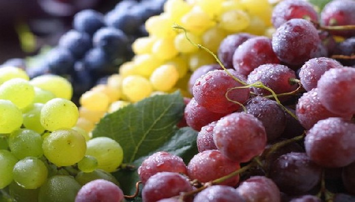 Россиянам раскрыли опасность винограда