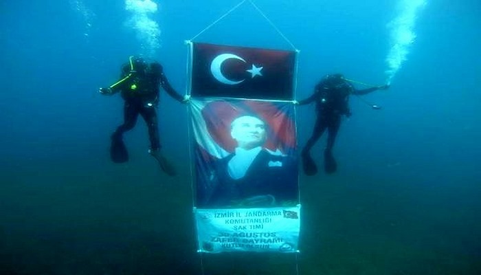SAK timinden 30 Ağustos dalışı; su altında bayrak ve Atatrük posteri açtılar