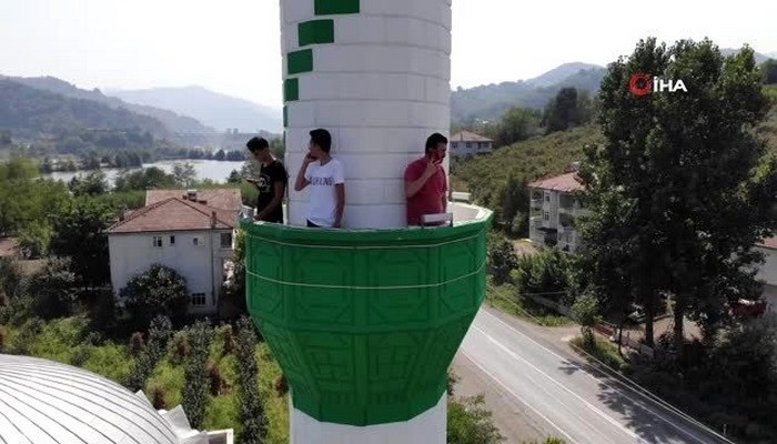 Telefon çekmeyen kırsal mahallede görüşmek için minareye çıkıyorlar