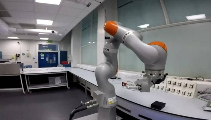 В Великобритании представили робота-химика